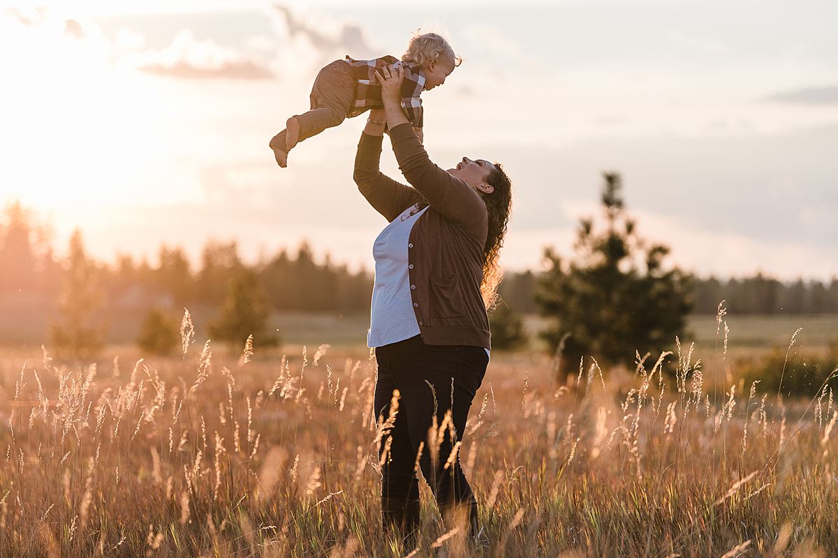 golden hour photo mom with toddler